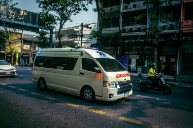 Bangkok, Tayland, 24 Mart 2025. Tayland 'ın başkenti Bangkok sokaklarında dolaşan ambulans, hayat dolu sokak hayatıyla tanınıyor..