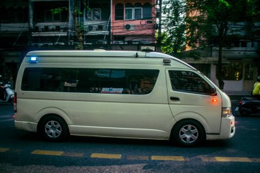 Bangkok, Tayland, 24 Mart 2025. Tayland 'ın başkenti Bangkok sokaklarında dolaşan ambulans, hayat dolu sokak hayatıyla tanınıyor..