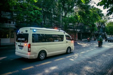Bangkok, Tayland, 24 Mart 2025. Tayland 'ın başkenti Bangkok sokaklarında dolaşan ambulans, hayat dolu sokak hayatıyla tanınıyor..