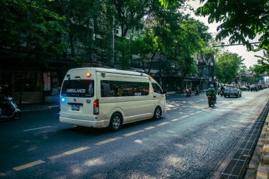 Bangkok, Tayland, 24 Mart 2025. Tayland 'ın başkenti Bangkok sokaklarında dolaşan ambulans, hayat dolu sokak hayatıyla tanınıyor..