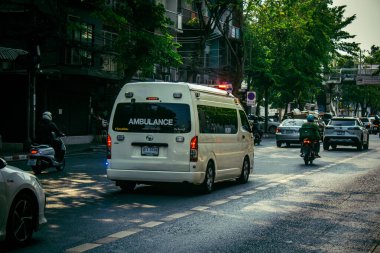 Bangkok, Tayland, 24 Mart 2025. Tayland 'ın başkenti Bangkok sokaklarında dolaşan ambulans, hayat dolu sokak hayatıyla tanınıyor..