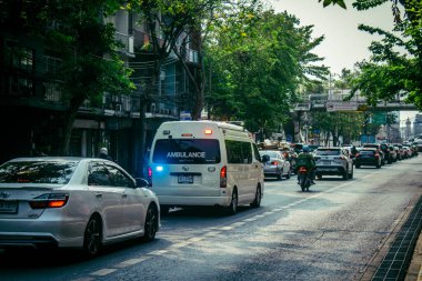Bangkok, Tayland, 24 Mart 2025. Tayland 'ın başkenti Bangkok sokaklarında dolaşan ambulans, hayat dolu sokak hayatıyla tanınıyor..