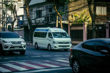 Bangkok, Tayland, 24 Mart 2025. Tayland 'ın başkenti Bangkok sokaklarında dolaşan ambulans, hayat dolu sokak hayatıyla tanınıyor..