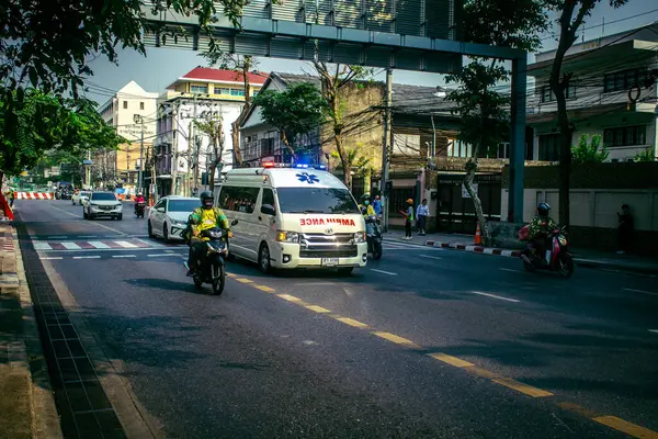 Bangkok, Tayland, 24 Mart 2025. Tayland 'ın başkenti Bangkok sokaklarında dolaşan ambulans, hayat dolu sokak hayatıyla tanınıyor..