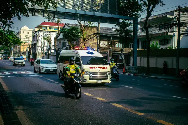 Bangkok, Tayland, 24 Mart 2025. Tayland 'ın başkenti Bangkok sokaklarında dolaşan ambulans, hayat dolu sokak hayatıyla tanınıyor..