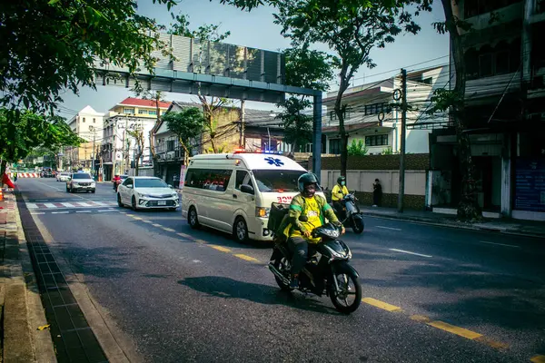 Bangkok, Tayland, 24 Mart 2025. Tayland 'ın başkenti Bangkok sokaklarında dolaşan ambulans, hayat dolu sokak hayatıyla tanınıyor..