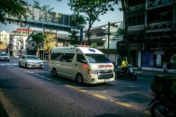 Bangkok, Tayland, 24 Mart 2025. Tayland 'ın başkenti Bangkok sokaklarında dolaşan ambulans, hayat dolu sokak hayatıyla tanınıyor..