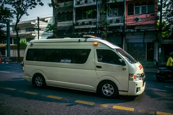 Bangkok, Tayland, 24 Mart 2025. Tayland 'ın başkenti Bangkok sokaklarında dolaşan ambulans, hayat dolu sokak hayatıyla tanınıyor..