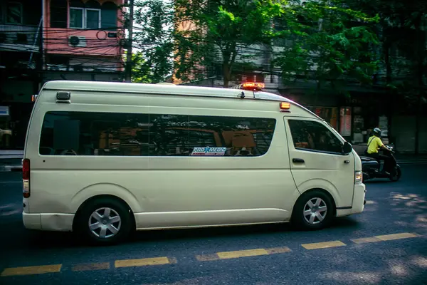 Bangkok, Tayland, 24 Mart 2025. Tayland 'ın başkenti Bangkok sokaklarında dolaşan ambulans, hayat dolu sokak hayatıyla tanınıyor..