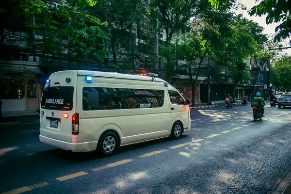 Bangkok, Tayland, 24 Mart 2025. Tayland 'ın başkenti Bangkok sokaklarında dolaşan ambulans, hayat dolu sokak hayatıyla tanınıyor..