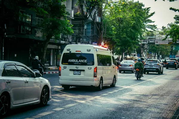 Bangkok, Tayland, 24 Mart 2025. Tayland 'ın başkenti Bangkok sokaklarında dolaşan ambulans, hayat dolu sokak hayatıyla tanınıyor..