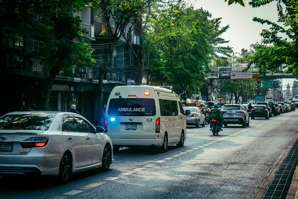 Bangkok, Tayland, 24 Mart 2025. Tayland 'ın başkenti Bangkok sokaklarında dolaşan ambulans, hayat dolu sokak hayatıyla tanınıyor..