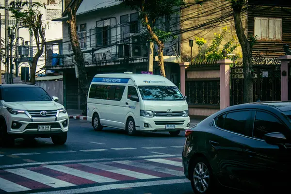 Bangkok, Tayland, 24 Mart 2025. Tayland 'ın başkenti Bangkok sokaklarında dolaşan ambulans, hayat dolu sokak hayatıyla tanınıyor..