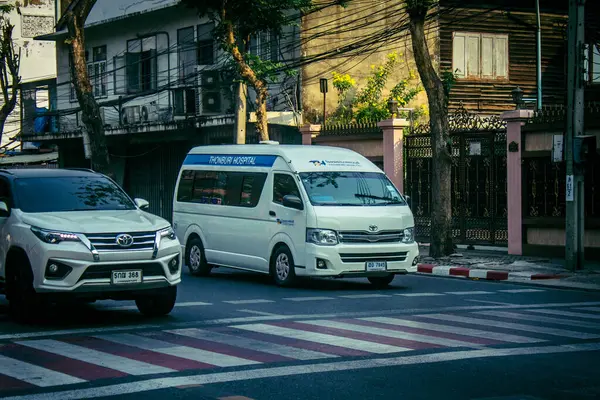 Bangkok, Tayland, 24 Mart 2025. Tayland 'ın başkenti Bangkok sokaklarında dolaşan ambulans, hayat dolu sokak hayatıyla tanınıyor..