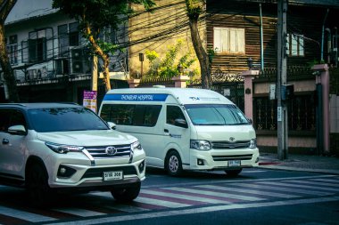 Bangkok, Tayland, 24 Mart 2025. Tayland 'ın başkenti Bangkok sokaklarında dolaşan ambulans, hayat dolu sokak hayatıyla tanınıyor..