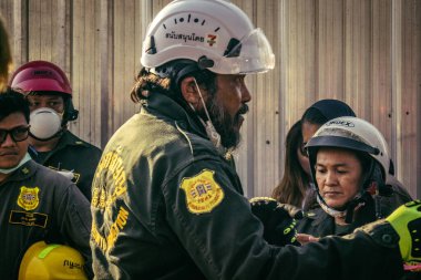 Bangkok, Tayland, 28 Mart 2025 'te Bangkok' taki kurtarma ekipleri, depremin Tayland başkentini vurmasından sonra yıkılan yüksek binaların inşaatı devam ediyor..