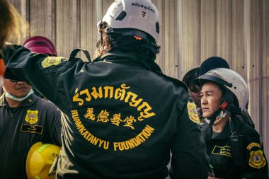 Bangkok, Tayland, 28 Mart 2025 'te Bangkok' taki kurtarma ekipleri, depremin Tayland başkentini vurmasından sonra yıkılan yüksek binaların inşaatı devam ediyor..