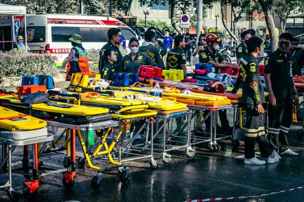 Bangkok, Tayland, 28 Mart 2025 'te Bangkok' taki kurtarma ekipleri, depremin Tayland başkentini vurmasından sonra yıkılan yüksek binaların inşaatı devam ediyor..