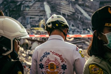 Bangkok, Tayland, 28 Mart 2025 'te Bangkok' taki kurtarma ekipleri, depremin Tayland başkentini vurmasından sonra yıkılan yüksek binaların inşaatı devam ediyor..