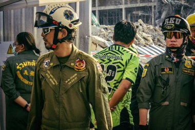 Bangkok, Tayland, 28 Mart 2025 'te Bangkok' taki kurtarma ekipleri, depremin Tayland başkentini vurmasından sonra yıkılan yüksek binaların inşaatı devam ediyor..
