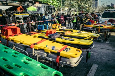 Bangkok, Tayland, 28 Mart 2025 'te Bangkok' taki kurtarma ekipleri, depremin Tayland başkentini vurmasından sonra yıkılan yüksek binaların inşaatı devam ediyor..