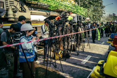 Bangkok, Tayland, 28 Mart 2025 'te Bangkok' taki kurtarma ekipleri, depremin Tayland başkentini vurmasından sonra yıkılan yüksek binaların inşaatı devam ediyor..