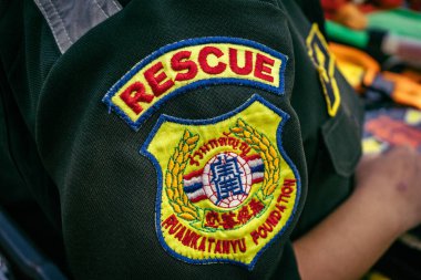 Bangkok, Tayland, 28 Mart 2025 'te Bangkok' taki kurtarma ekipleri, depremin Tayland başkentini vurmasından sonra yıkılan yüksek binaların inşaatı devam ediyor..