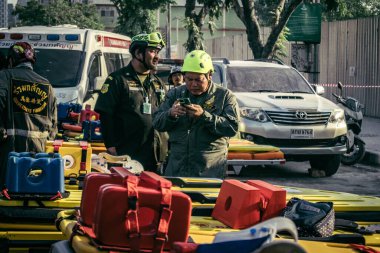 Bangkok, Tayland, 28 Mart 2025 'te Bangkok' taki kurtarma ekipleri, depremin Tayland başkentini vurmasından sonra yıkılan yüksek binaların inşaatı devam ediyor..