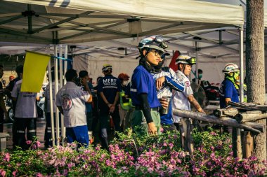 Bangkok, Tayland, 28 Mart 2025 'te Bangkok' taki kurtarma ekipleri, depremin Tayland başkentini vurmasından sonra yıkılan yüksek binaların inşaatı devam ediyor..