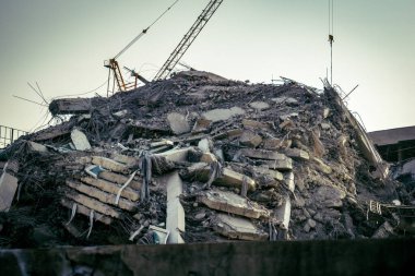 Bangkok, Tayland, 28 Mart 2025 'te Bangkok' taki kurtarma ekipleri, depremin Tayland başkentini vurmasından sonra yıkılan yüksek binaların inşaatı devam ediyor..