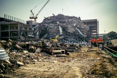 Bangkok, Tayland, 28 Mart 2025 'te Bangkok' taki kurtarma ekipleri, depremin Tayland başkentini vurmasından sonra yıkılan yüksek binaların inşaatı devam ediyor..
