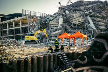 Bangkok, Tayland, 28 Mart 2025 'te Bangkok' taki kurtarma ekipleri, depremin Tayland başkentini vurmasından sonra yıkılan yüksek binaların inşaatı devam ediyor..