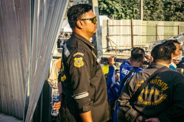 Bangkok, Tayland, 28 Mart 2025 'te Bangkok' taki kurtarma ekipleri, depremin Tayland başkentini vurmasından sonra yıkılan yüksek binaların inşaatı devam ediyor..