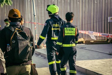 Bangkok, Tayland, 28 Mart 2025 'te Bangkok' taki kurtarma ekipleri, depremin Tayland başkentini vurmasından sonra yıkılan yüksek binaların inşaatı devam ediyor..