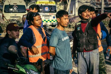 Bangkok, Tayland, 28 Mart 2025 'te Bangkok' taki kurtarma ekipleri, depremin Tayland başkentini vurmasından sonra yıkılan yüksek binaların inşaatı devam ediyor..