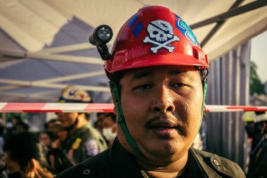 Bangkok, Tayland, 28 Mart 2025 'te Bangkok' taki kurtarma ekipleri, depremin Tayland başkentini vurmasından sonra yıkılan yüksek binaların inşaatı devam ediyor..