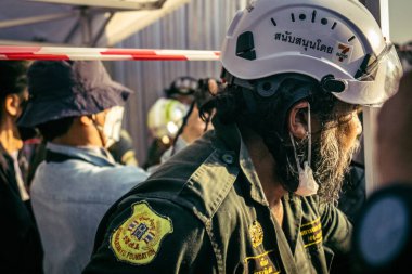 Bangkok, Tayland, 28 Mart 2025 'te Bangkok' taki kurtarma ekipleri, depremin Tayland başkentini vurmasından sonra yıkılan yüksek binaların inşaatı devam ediyor..