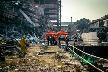 Bangkok, Tayland, 28 Mart 2025 'te Bangkok' taki kurtarma ekipleri, depremin Tayland başkentini vurmasından sonra yıkılan yüksek binaların inşaatı devam ediyor..