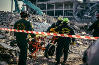 Bangkok, Tayland, 28 Mart 2025 'te Bangkok' taki kurtarma ekipleri, depremin Tayland başkentini vurmasından sonra yıkılan yüksek binaların inşaatı devam ediyor..