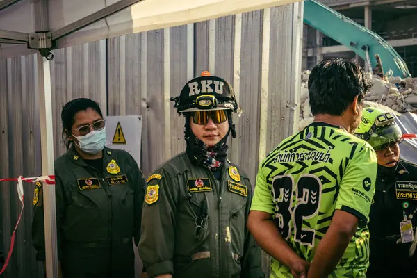 Bangkok, Tayland, 28 Mart 2025 'te Bangkok' taki kurtarma ekipleri, depremin Tayland başkentini vurmasından sonra yıkılan yüksek binaların inşaatı devam ediyor..