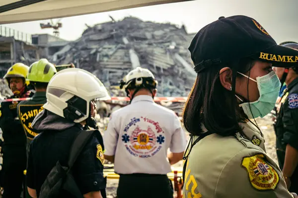 Bangkok, Tayland, 28 Mart 2025 'te Bangkok' taki kurtarma ekipleri, depremin Tayland başkentini vurmasından sonra yıkılan yüksek binaların inşaatı devam ediyor..