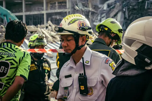 Bangkok, Tayland, 28 Mart 2025 'te Bangkok' taki kurtarma ekipleri, depremin Tayland başkentini vurmasından sonra yıkılan yüksek binaların inşaatı devam ediyor..