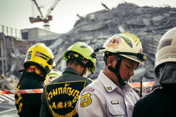 Bangkok, Tayland, 28 Mart 2025 'te Bangkok' taki kurtarma ekipleri, depremin Tayland başkentini vurmasından sonra yıkılan yüksek binaların inşaatı devam ediyor..