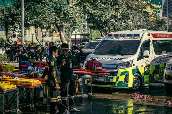 Bangkok, Tayland, 28 Mart 2025 'te Bangkok' taki kurtarma ekipleri, depremin Tayland başkentini vurmasından sonra yıkılan yüksek binaların inşaatı devam ediyor..