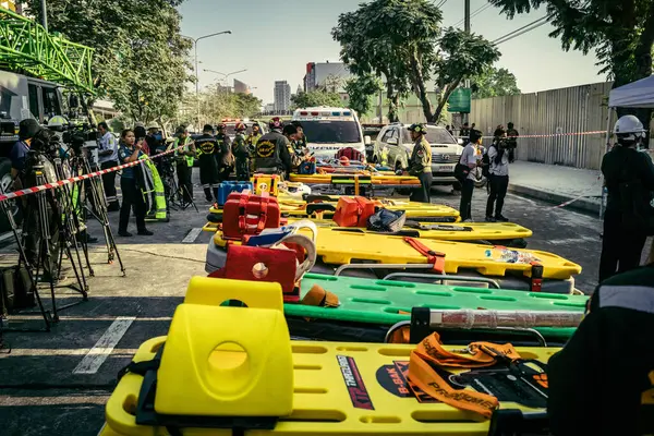 Bangkok, Tayland, 28 Mart 2025 'te Bangkok' taki kurtarma ekipleri, depremin Tayland başkentini vurmasından sonra yıkılan yüksek binaların inşaatı devam ediyor..