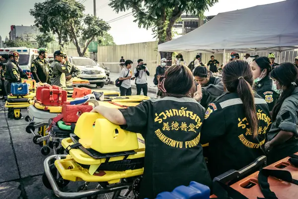 Bangkok, Tayland, 28 Mart 2025 'te Bangkok' taki kurtarma ekipleri, depremin Tayland başkentini vurmasından sonra yıkılan yüksek binaların inşaatı devam ediyor..