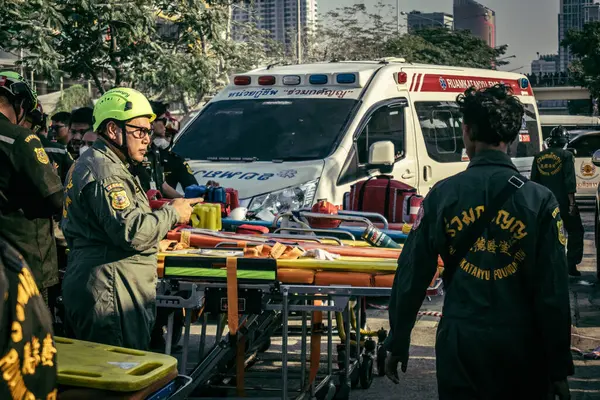 Bangkok, Tayland, 28 Mart 2025 'te Bangkok' taki kurtarma ekipleri, depremin Tayland başkentini vurmasından sonra yıkılan yüksek binaların inşaatı devam ediyor..