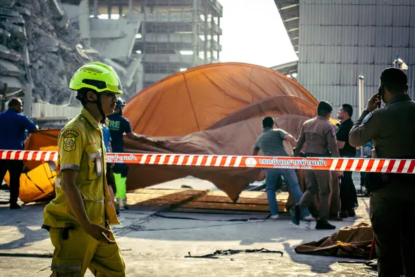 Bangkok, Tayland, 28 Mart 2025 'te Bangkok' taki kurtarma ekipleri, depremin Tayland başkentini vurmasından sonra yıkılan yüksek binaların inşaatı devam ediyor..