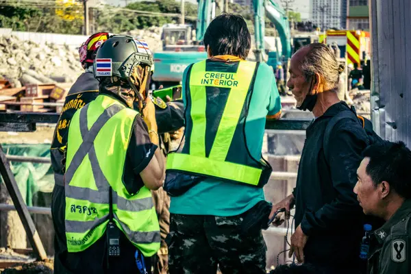 Bangkok, Tayland, 28 Mart 2025 'te Bangkok' taki kurtarma ekipleri, depremin Tayland başkentini vurmasından sonra yıkılan yüksek binaların inşaatı devam ediyor..