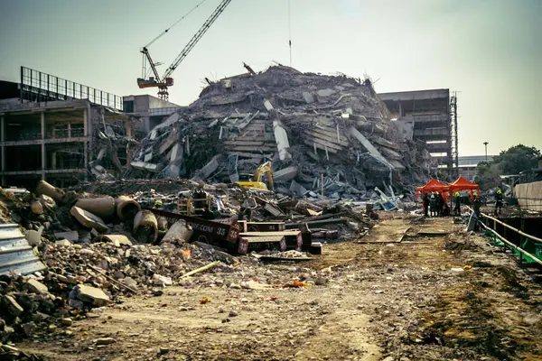 Bangkok, Tayland, 28 Mart 2025 'te Bangkok' taki kurtarma ekipleri, depremin Tayland başkentini vurmasından sonra yıkılan yüksek binaların inşaatı devam ediyor..